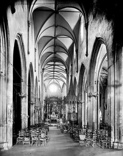 Vue intérieure de la nef vers le choeur