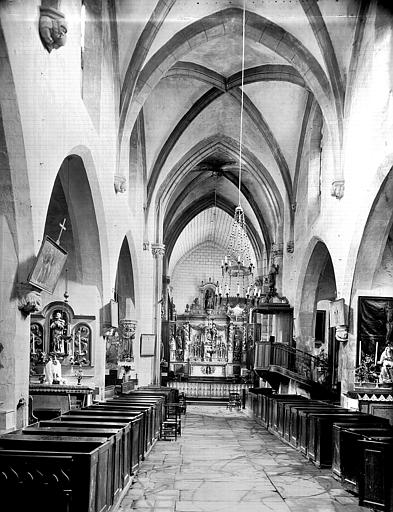 Vue intérieure de la nef vers le choeur