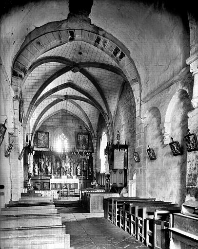 Vue intérieure de la nef vers le choeur