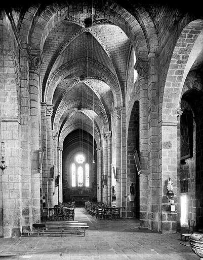 Vue intérieure de la nef vers le choeur