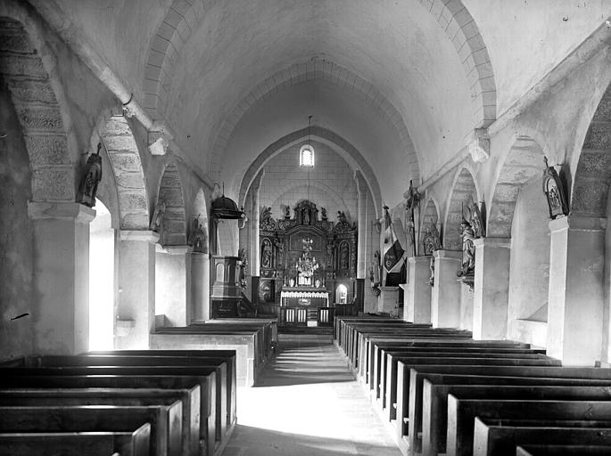 Vue intérieure de la nef vers le choeur