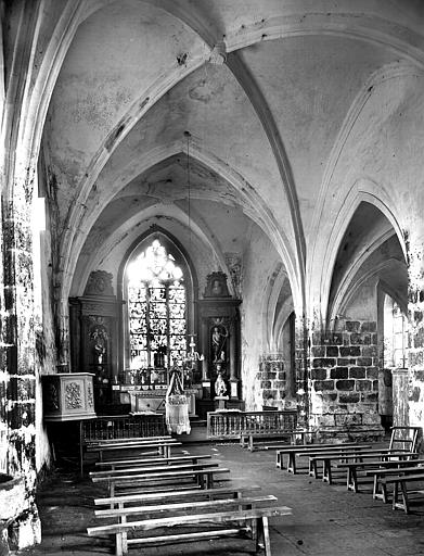 Vue intérieure de la nef vers le choeur