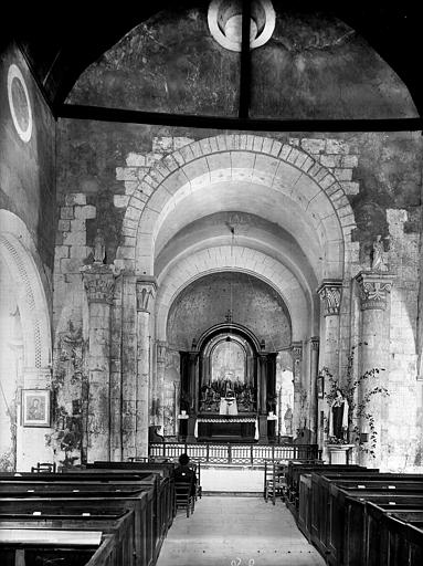 Vue intérieure de la nef vers le choeur