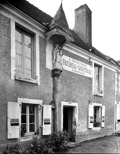 Façade sur rue : Statue de la Vierge servant d'enseigne