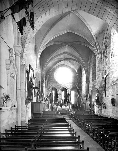 Vue intérieure de la nef vers le choeur