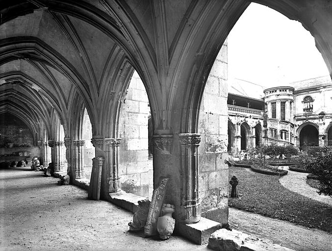 Vue intérieure de la galerie ouest et vue sur le jardin vers la tourelle d'escalier