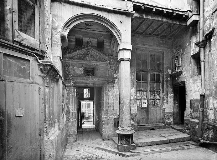 Cour intérieure : Porche d'entrée