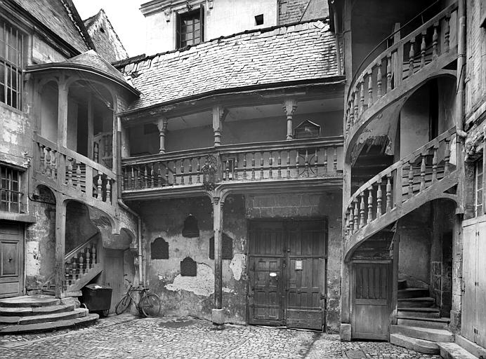 Cour intérieure : Escalier tournant à balustres et galerie