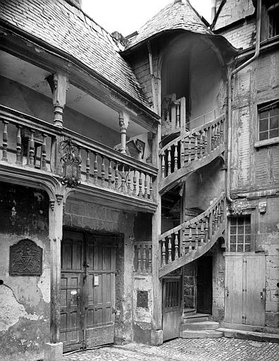 Cour intérieure : Escalier tournant à balustres et galerie