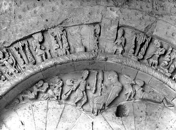 Arcades du cloître, bas-relief d'un tympan : La Lutte de David et Goliath