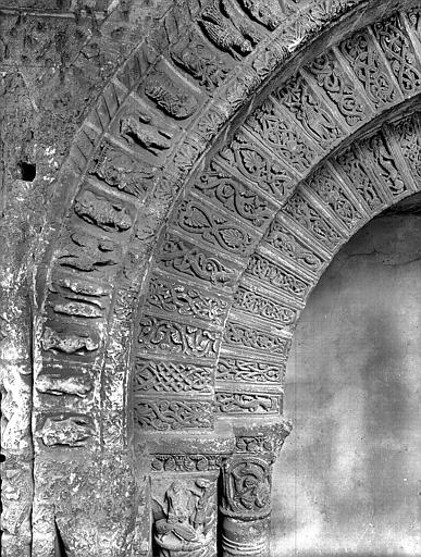 Cloître, porte romane de la salle capitulaire : Voussures