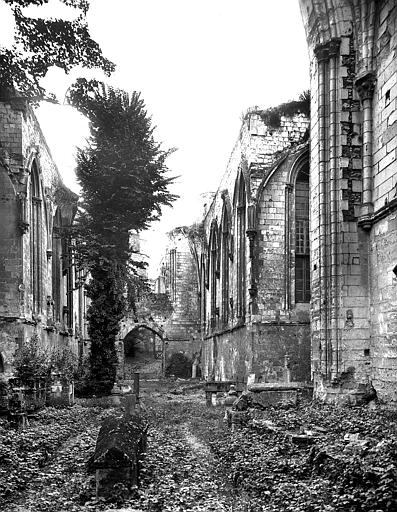 Vue intérieure de la nef vers l'entrée