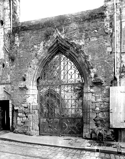 Portail en accolade donnant accès à l'église