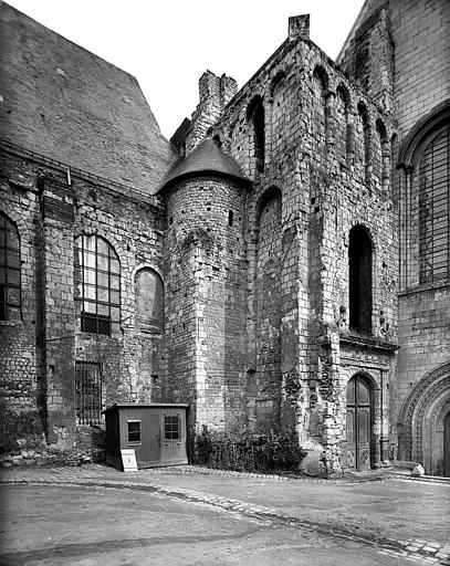 Eglise : Façade sud (partie est). A droite, le portail d'entrée de l'église de la Trinité