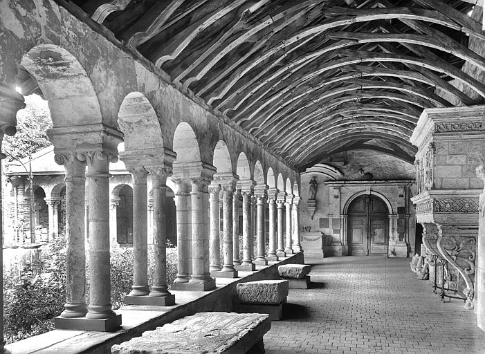 Cloître : Vue intérieure de la galerie sud