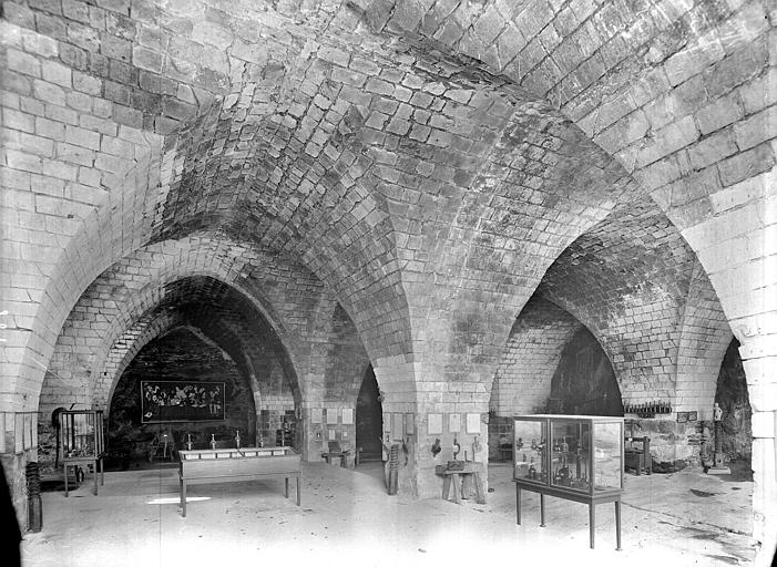 Salle voûtée de l'étage inférieur abritant le musée du vin