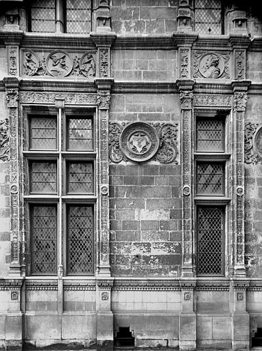 Façade est sur cour : Fenêtres du rez-de-chaussée