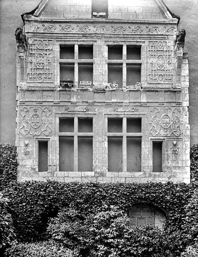 Façade déposée dans la cour, provenant de la maison dite du Vert-Galant, rue Saint-Laud