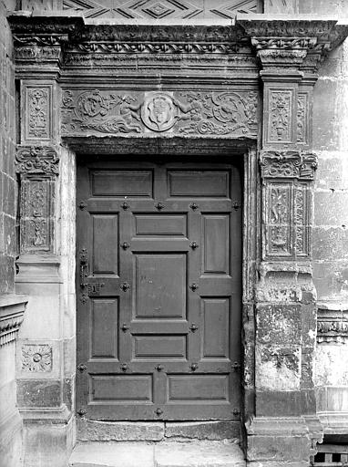 Façade sud sur cour : Porte d'entrée