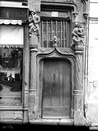 Façade sur la place : Porte