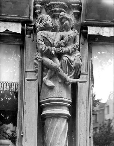 Façade sur la place, console sculptée : Couple d'amoureux