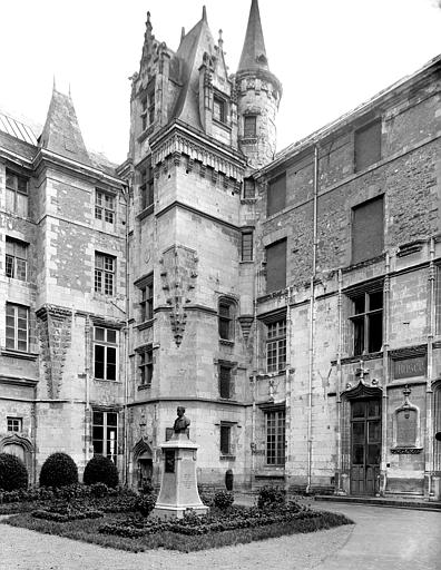 Cour intérieure : Tourelle d'escalier et façades