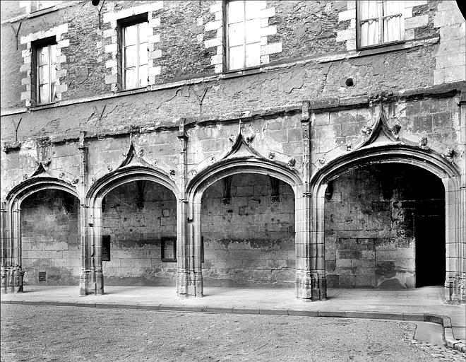 Cour intérieure : Vue extérieure de la galerie