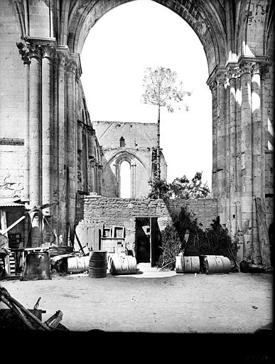 Vue intérieure de la nef vers l'entrée