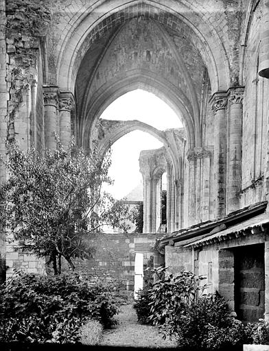 Vue intérieure de la nef vers le choeur