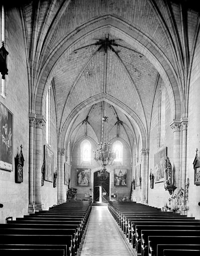 Vue intérieure de la nef vers l'entrée