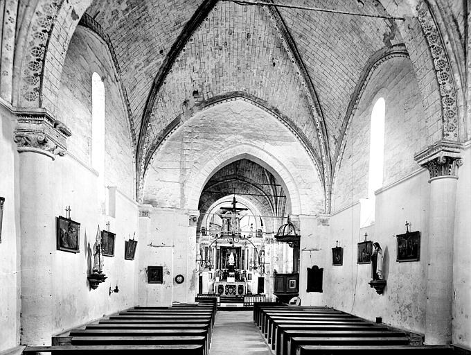 Vue intérieure de la nef vers le choeur