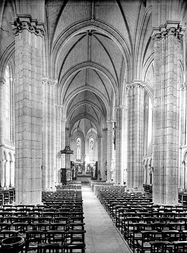 Vue intérieure de la nef vers le choeur