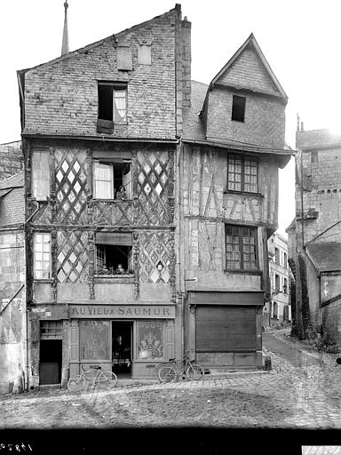 Façade sur la place