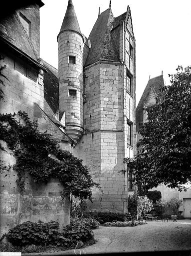 Façade est sur cour : Tour d'escalier