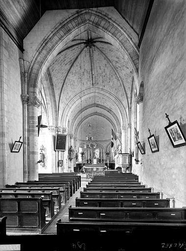 Vue intérieure de la nef vers le choeur