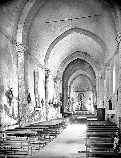 Vue intérieure de la nef vers le choeur