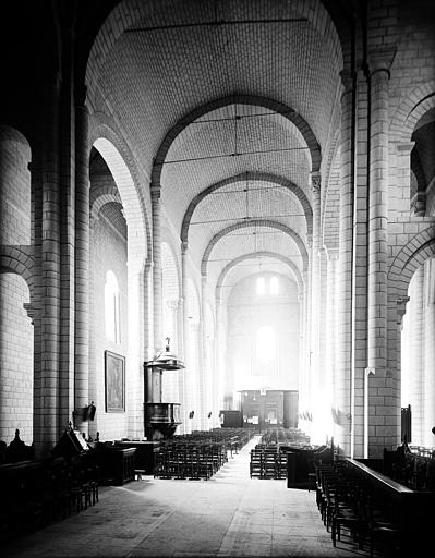 Intérieur de la nef vue du choeur