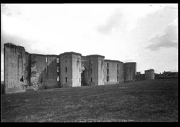 Façade du château et châtelet, pris de la gauche