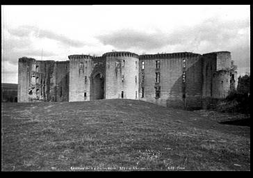 Façade du château et châtelet, pris de la droite