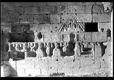 Vieux Château. Salle des Gardes de la Tour Neuve ou tour Louis XI : Reliefs exécutés par des prisonniers. Sculptures de salle d'armes