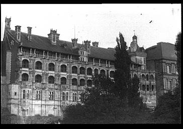 Aile François 1er, façade sur la place