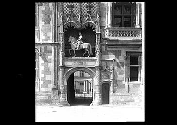 Aile Louis XII, statue équestre de Louis XII et portail d'entrée