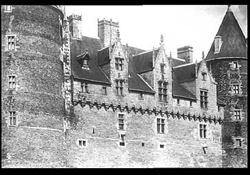 Façade sur l'Oust, fenêtres et lucarnes