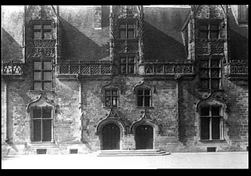 Façade sur le parc, fenêtres, lucarnes et portes