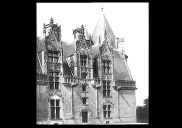 Façade sur le parc, fenêtres, lucarnes et portes