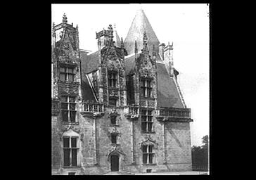 Façade sur le parc, fenêtres, lucarnes et portes