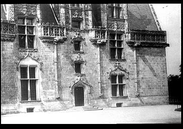 Façade sur le parc, fenêtres, lucarnes et portes