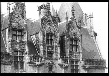 Façade sur le parc, fenêtres, lucarnes et portes