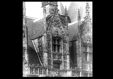 Façade sur le parc, fenêtres, lucarnes et portes