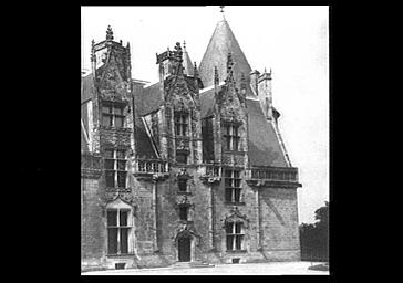 Façade sur le parc, fenêtres, lucarnes et portes